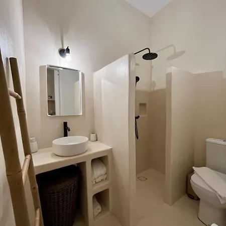 Walk The View With Yard In Appartement Chora d'Ios