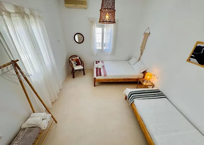 Walk The View With Yard In Chora (Ios)